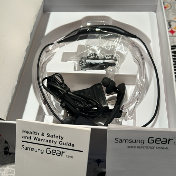 New in box Samsung Gear circle wirelessss headphones Smoke free Pet free home - Picture 5 of 7